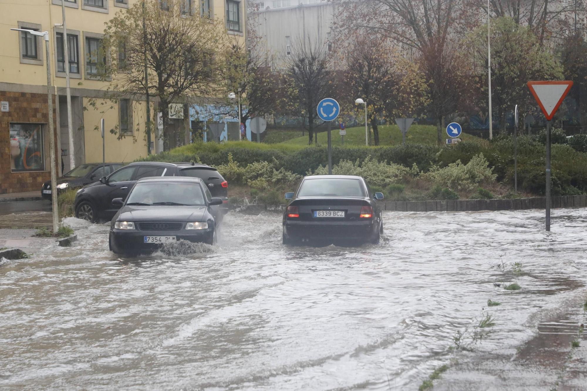 Una tromba de agua inunda de nuevo la rotonda Fontes do Sar