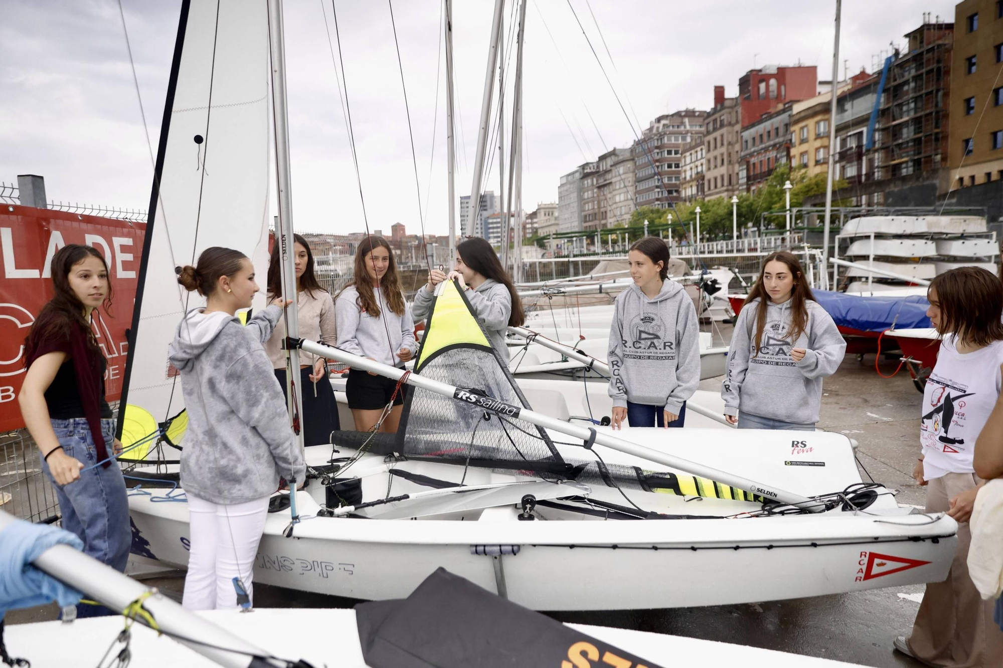 Todo listo en Gijón para la escala de la Princesa Leonor con el Elcano: así lo viven las alumnas del Club de Regatas (en imágenes)