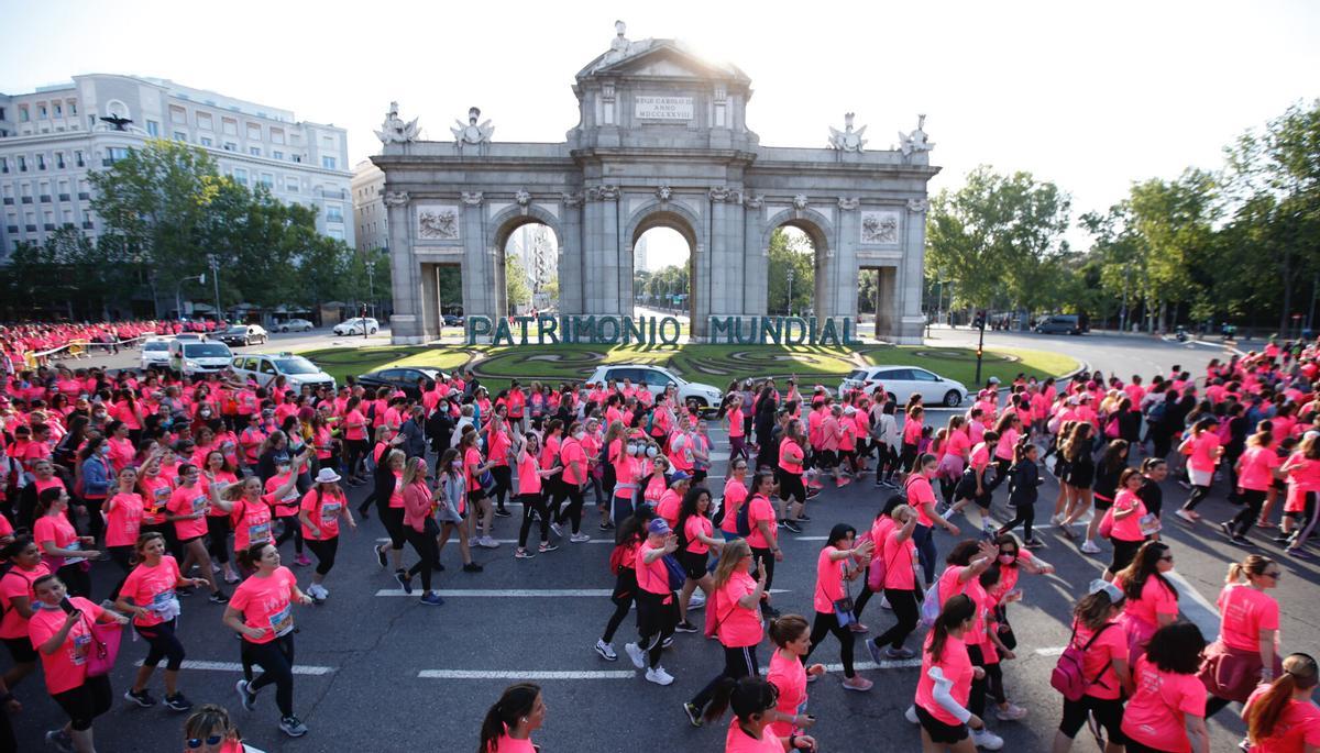 -FOTODELDIA- GRAF9041. MADRID, 08/05/2022.- Las participantes pasan por la Puerta de Alcalá durante la carrera de la Mujer de Madrid este domingo. EFE/ Javier López