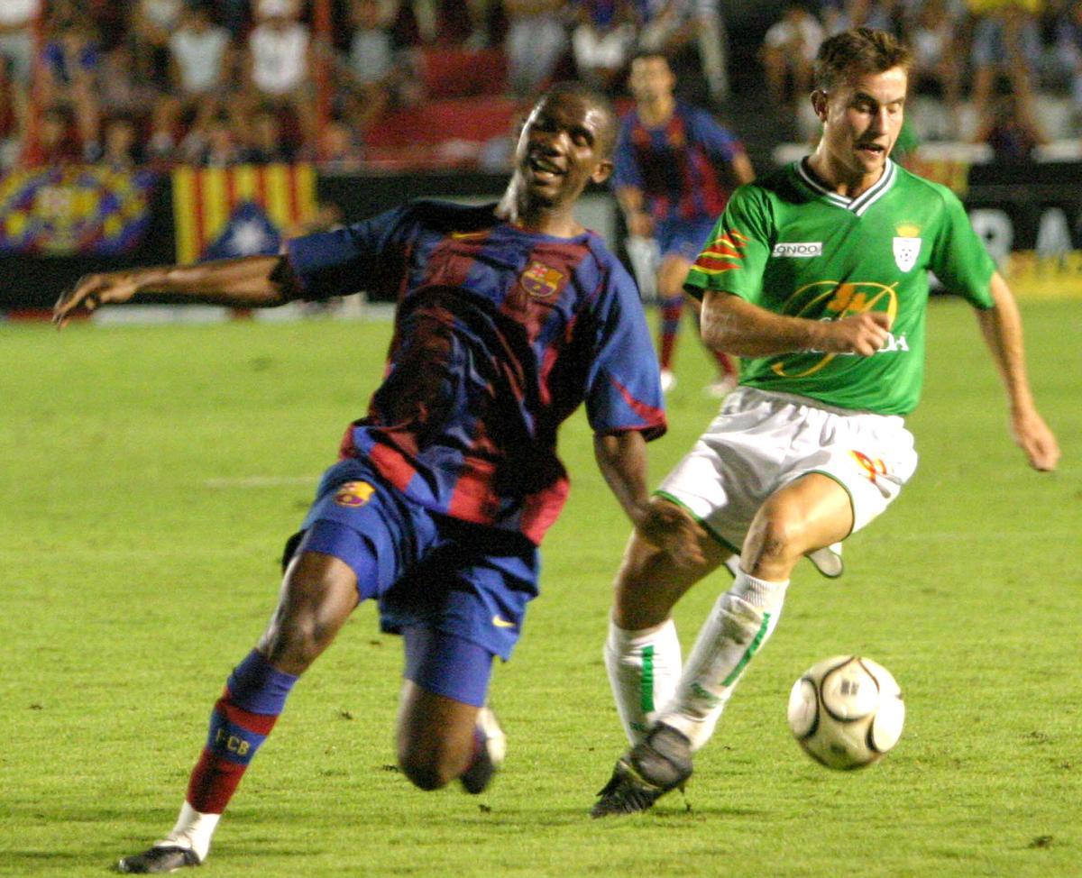 Abel Solé, amb Samuel Eto'o, durant les semifinals de la Copa Catalunya contra el Barça el 2004