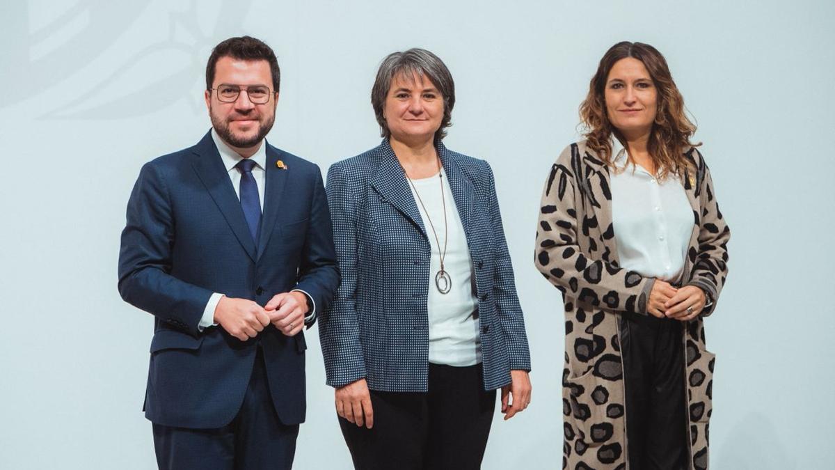 La nova delegada, al centre, amb el president Aragonès i la consellera de Presidència, la santpedorenca Laura Vilagrà