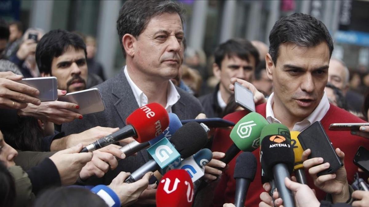 El secretario general del PSOE, Pedro Sánchez, junto al líder de los socialistas gallegos, José Ramón Gómez Besteiro, en A Coruña.