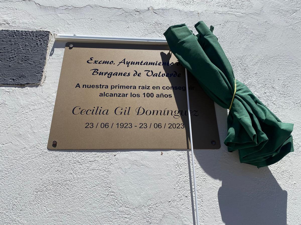 La placa que conmemora el centenario de Cecilia Gil Domínguez, descubierta este mediodía.