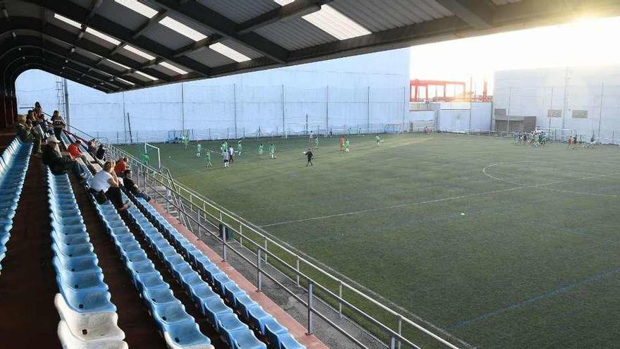 Campo de fútbol A Grela II, que será subastado y en el que Estrella Galicia quiere ampliar su fábrica.