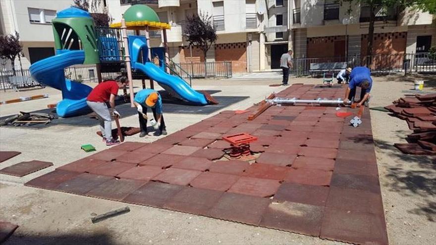 El Ayuntamiento de Moraleja realiza la mejora de las zonas de juego para niños
