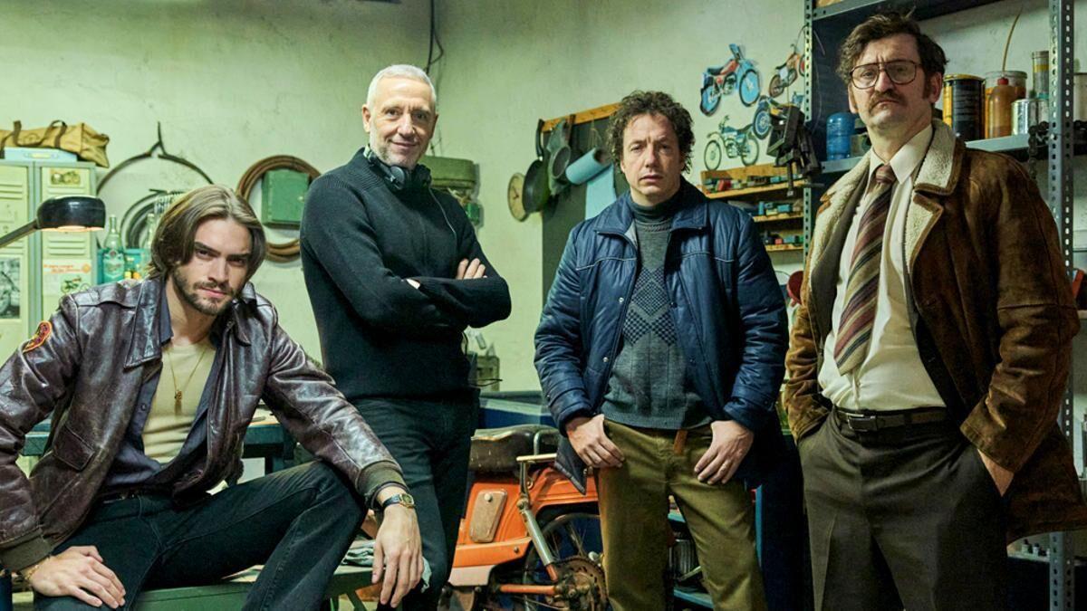 Nacho García Velilla, segundo por la izquierda, junto a parte de los actores de la serie, caracterizados como los secuestradores de Quini