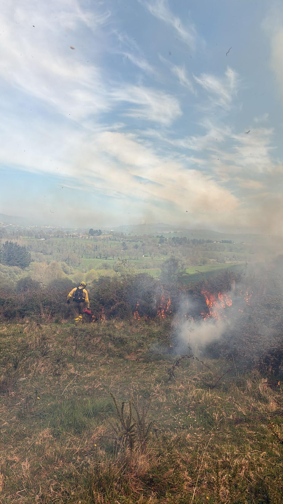 El fuego declarado ayer en Tineo.