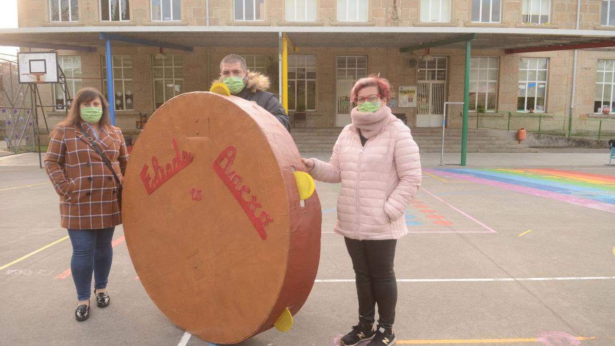 Desde la izquierda: Lourdes Miguéns, Xesús Bemposta y Nerea Domínguez. Presidenta y miembros del Anpa, ayer en el colegio.  | // N. PARGA