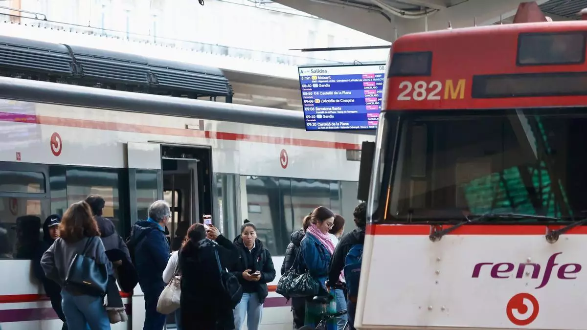 Huelga de trenes y maquinistas, en directo: Tres líneas de Cercanías registran retrasos y cancelan algunos servicios en Valencia