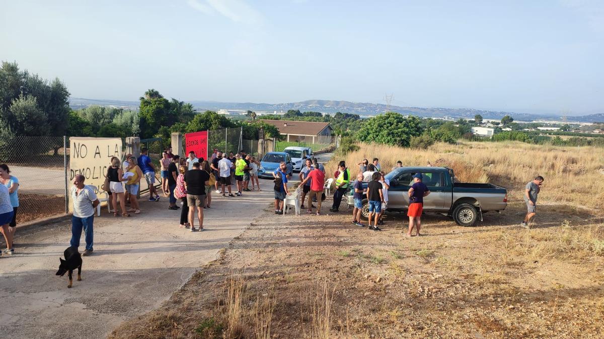 Movilización ciudadana frente a la vivienda que solicitaban demoler en la urbanización Carassols de Riba-roja de Túria.