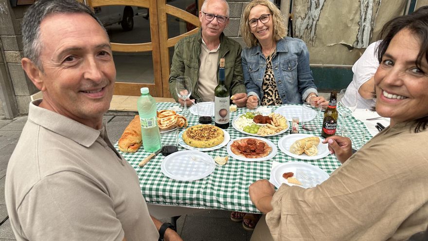 En imágenes: la comida en la calle de Salas llena el centro de la villa de música y buen ambiente