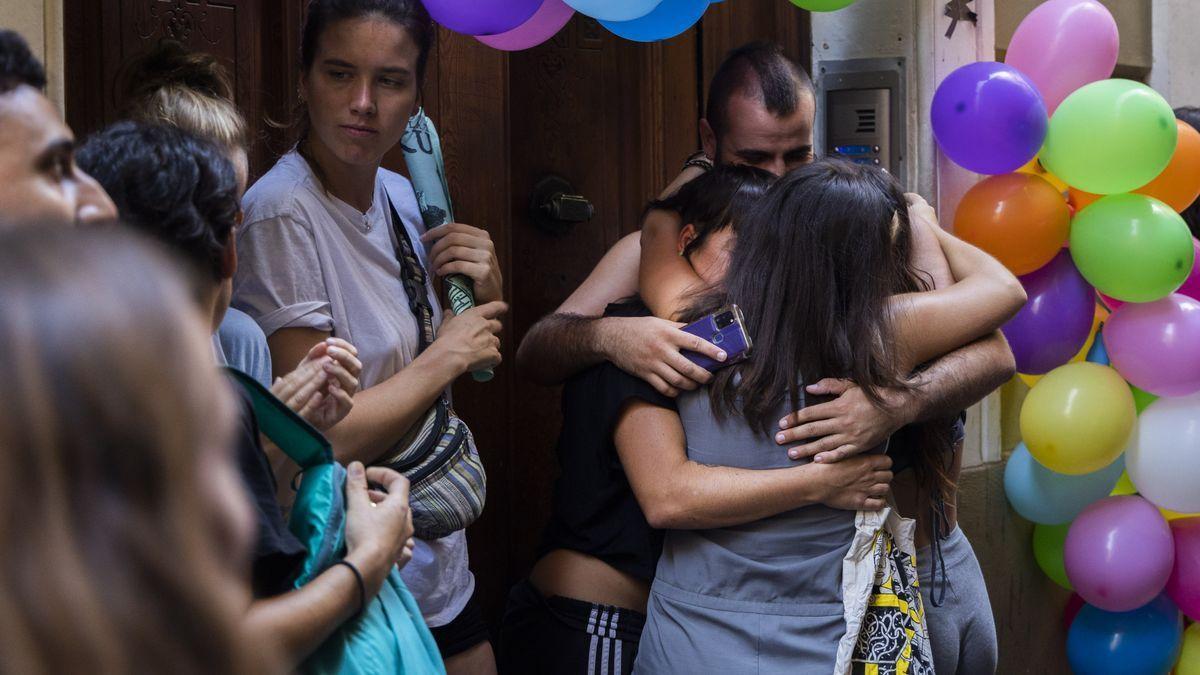 Desahucio paralizado en la calle Caixers de Valencia. Los afectados se abrazan con una vecina.