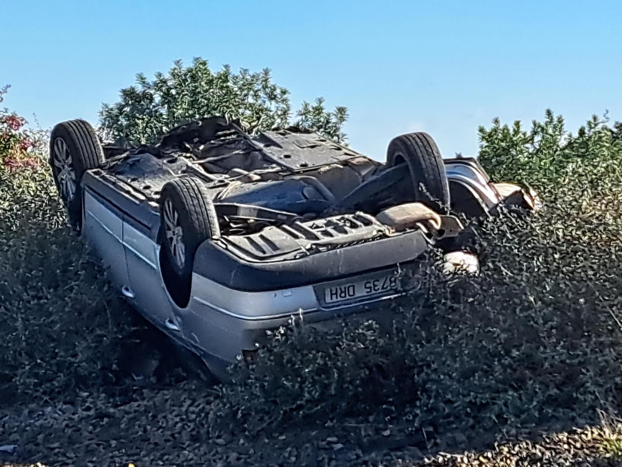 Un coche vuelca tras arrasar el conjunto escultórico de la rotonda de El Cruce en Vilafranca
