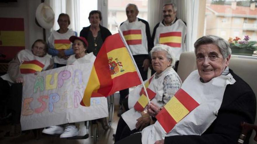 Varios residentes de San Telmo, ayer, durante la fiesta de apoyo a la selección española.
