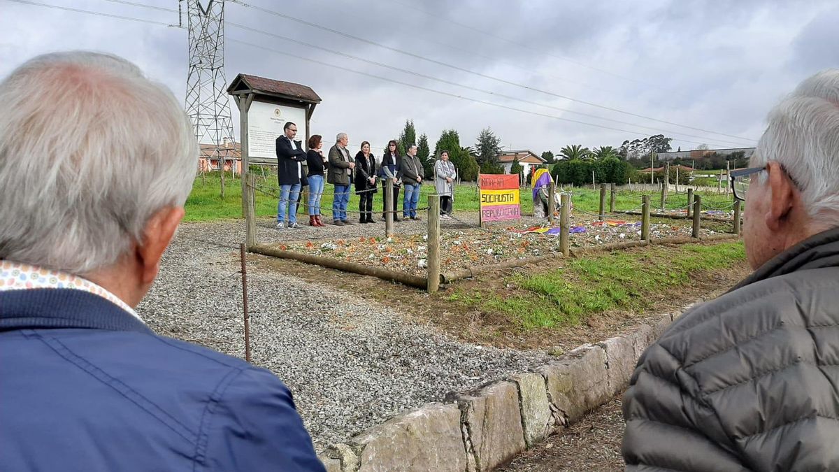 Uno de los homenajes a los fallecidos en la fosa común