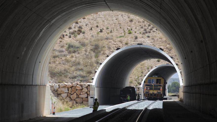 Imagen de uno de los túneles de la variante de Camarillas por el que discurre la vía en obras.