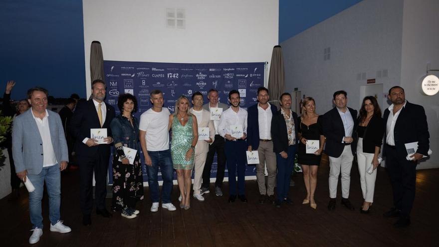 Embajadores del lujo en Ibiza: del Bentley al caviar