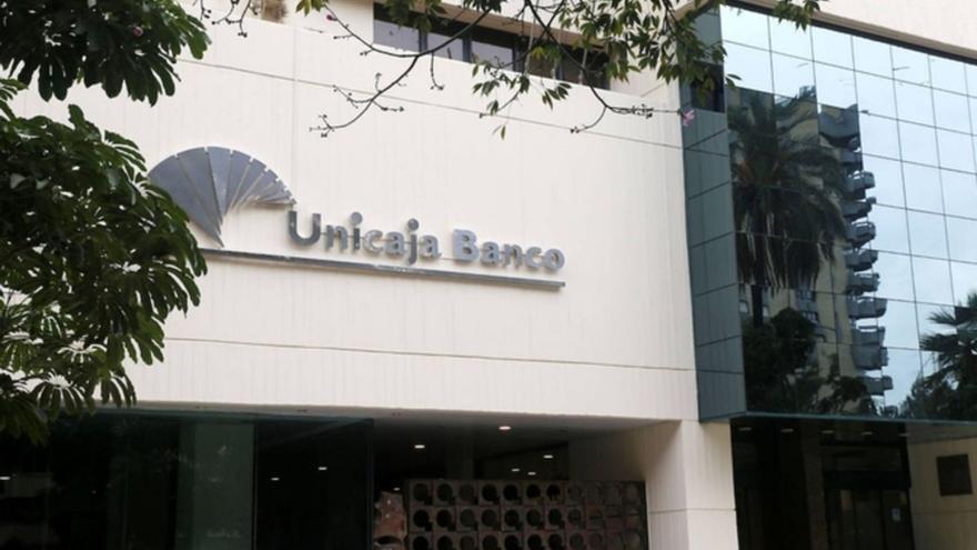 Cajastur baja dos puestos entre los mayores accionistas de Unicaja Banco