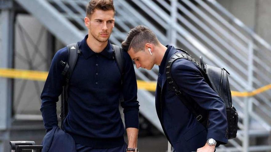 Leon Goretzka (izq.) y su compañero de selección Julian Draxler, ayer a su llegada al aeropuerto de Frankfurt. // S. Steinbach