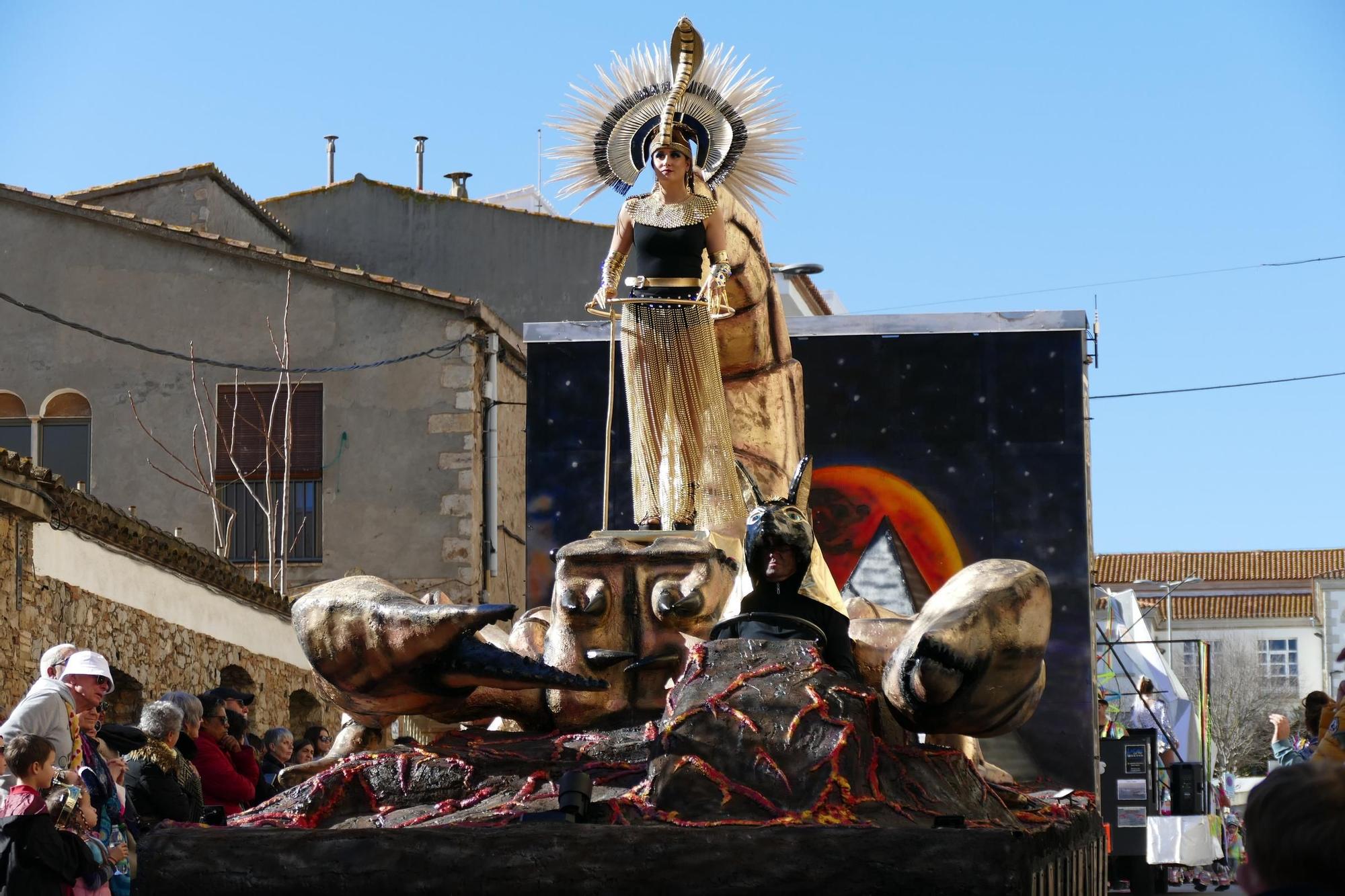 L'Escala s'acoloreix amb la rua de carnaval