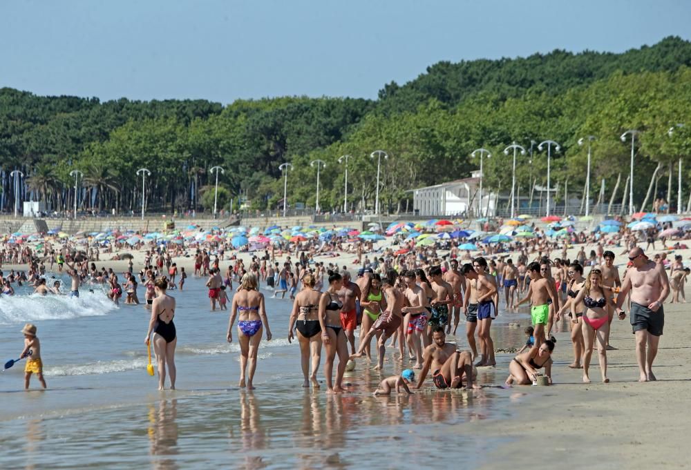 Vigo disfruta del sol del verano con un Samil a rebosar. // Marta G. Brea