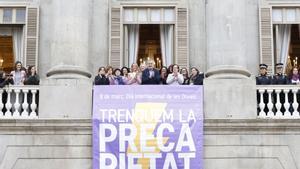 GRAFCAT5005. BARCELONA (ESPAÑA), 07/03/2025.- El alcalde de Barcelona, Jaume Collboni (c), ha presidido este viernes el acto de conmemoración del Día Internacional de las Mujeres, en el que se ha desplegado una lona en la fachada del Ayuntamiento y un acto institucional con el lema Rompamos la precariedad. EFE/ Andreu Dalmau
