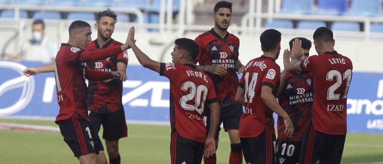 Los jugadores del Mirandés celebran un gol en un anterior partido.