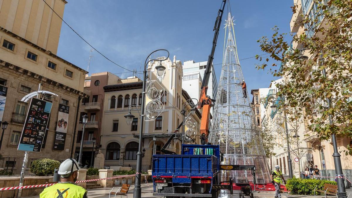 Instalan en Alicante el árbol de la Navidad en la avenida de la Constitución