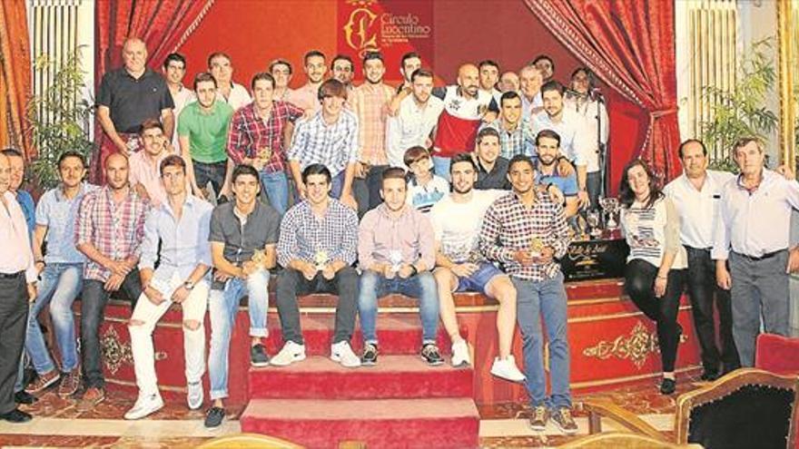 VIDEOLUC  Tv eNTREGA SUS TROFEOS  A LOS JUGADORES DEL CIUDAD DE LUCENA