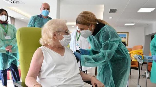 Una de las primeras vacunadas en Andalucía.