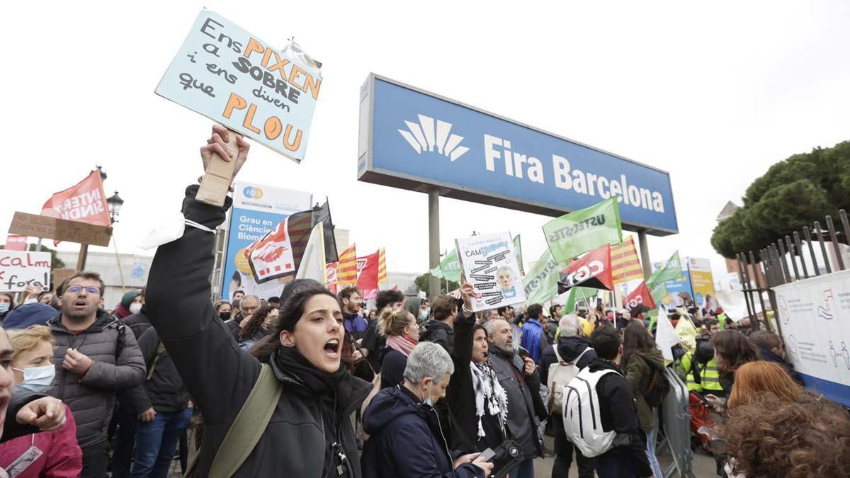 Los profesores piden la dimisión de Cambray frente al Saló de l'Ensenyament