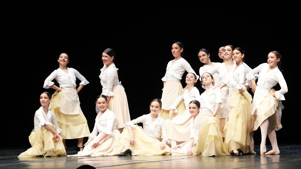 Alumnado de DanzAsturias, en una actuación anterior