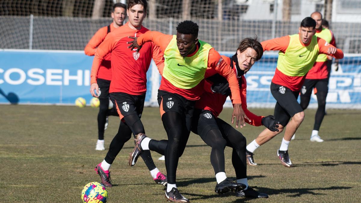 Obeng intenta marcharse de Kento en un entrenamiento.