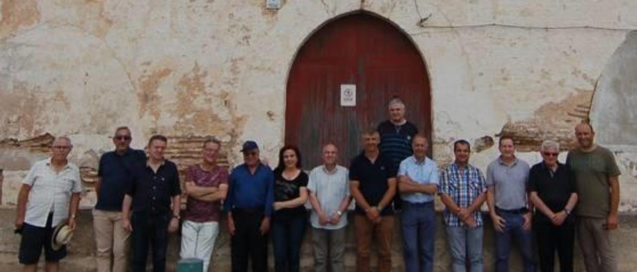 Cronistas de la Ribera ante la fachada gótica del inmueble.