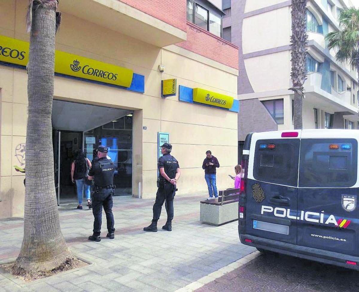 Una patrulla policial custodia una oficina de Correos en Melilla para evitar el robo de votos en mayo de 2023.