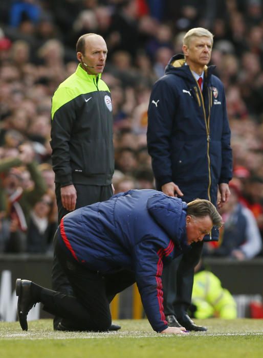 Louis Van Gaal se tira al suelo para protestar una jugada durante el Manchester United - Arsenal.