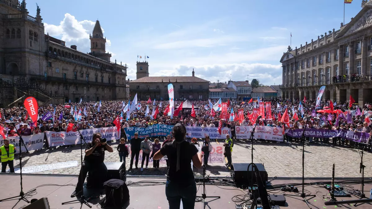 Miles de personas toman Santiago para mandar un “SOS para a sanidade pública” ante su "desmantelamento"