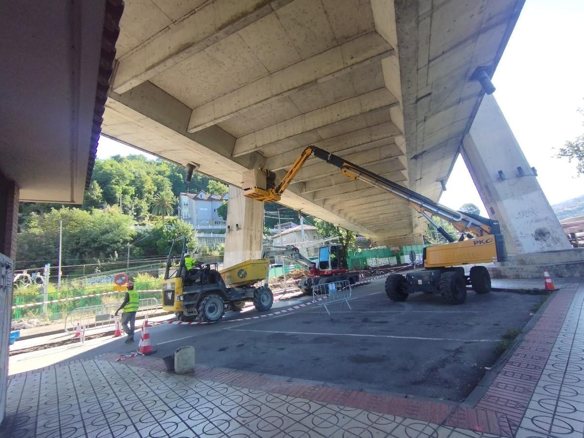 Los trabajos en  los bajos del puente.