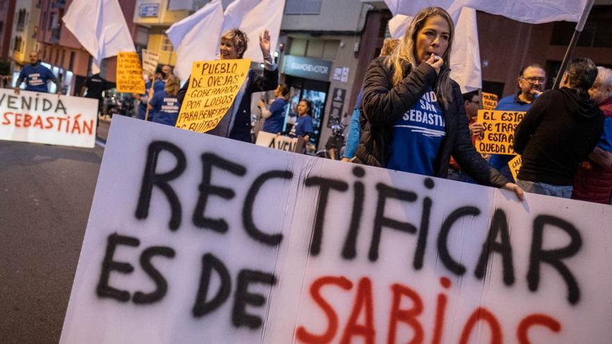 Un momento de la tercera protesta que protagonizaron ayer los vecinos de San Sebastián. | | ANDRÉS GUTIÉRREZ