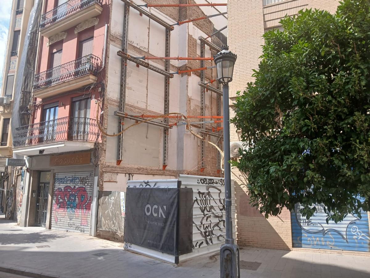 Entrada al solar que hace las funciones de baño público.