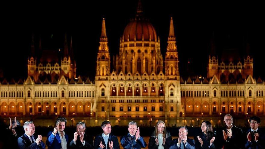 Magyar celebra su victoria en las elecciones: 