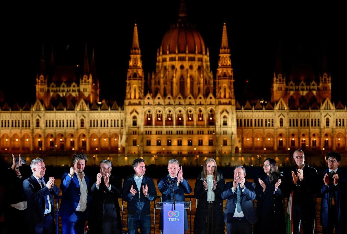 Peter Magyar, líder del partido opositor Tisza, y otros dirigentes celebran tras los resultados parciales de las elecciones parlamentarias, en Budapest (Hungría), el 12 de abril de 2026