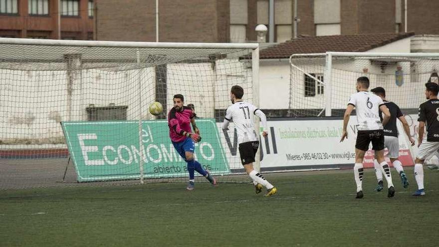 Borja trata de llegar a un balón rematado por Mendi que acabaría estrellándose en el palo.