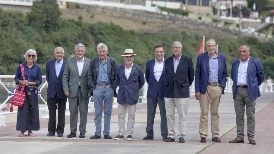 Un momento de la cumbre académica de Ribadesella con los asistentes en el paseo de la playa de Santa Marina.