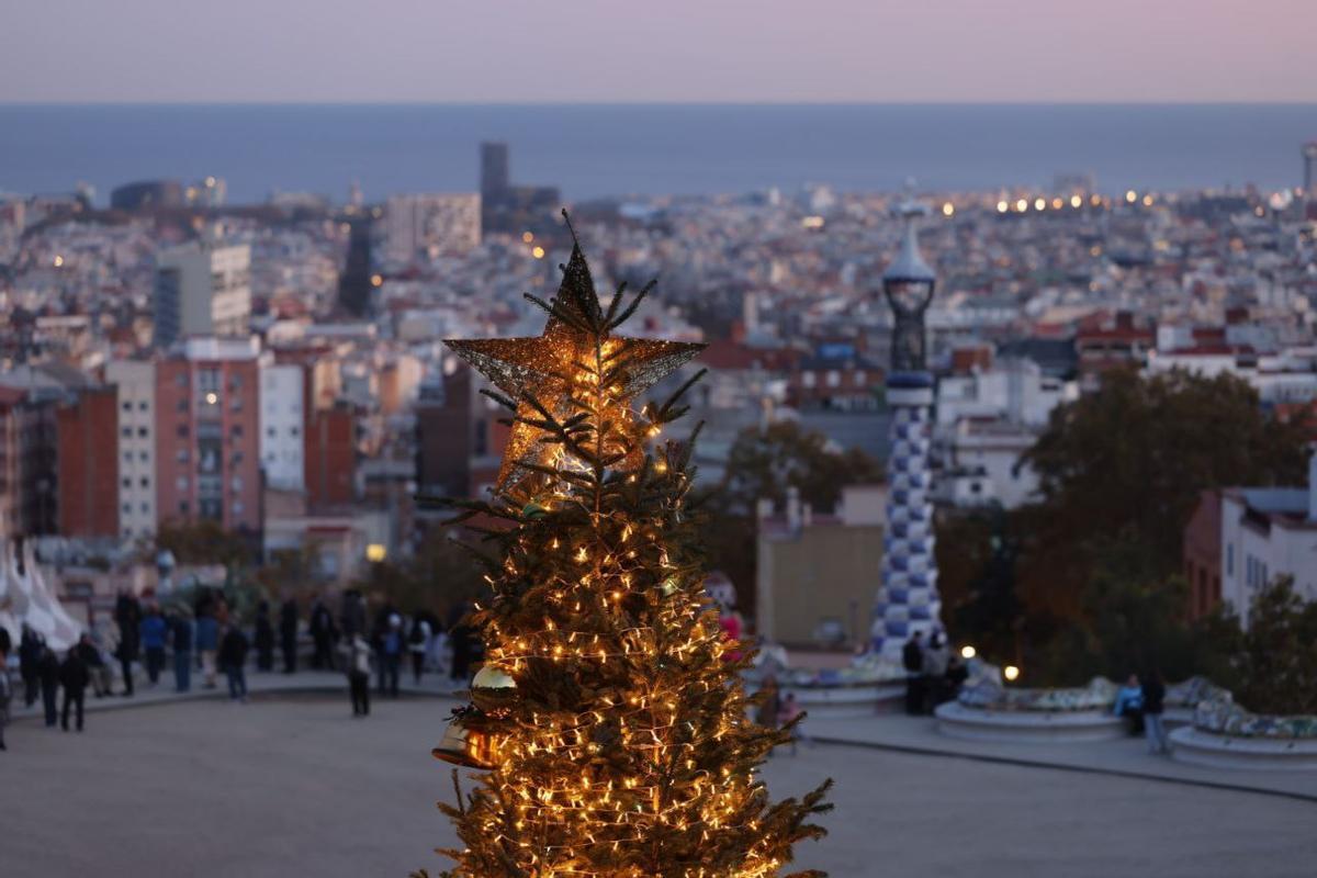 Árbol de Navidad de grandes dimensiones en la plaza de la Naturaleza o balcón del Park Güell