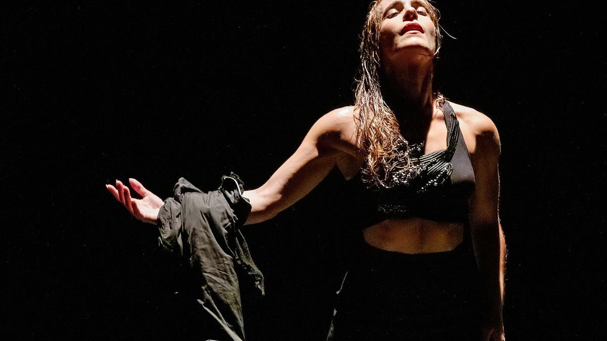 La bailaora María Juncal, en uno de los cuadros del espectáculo ‘La vida es un romance’, que presenta en el Teatro Cuyás.  | | VALLINAS
