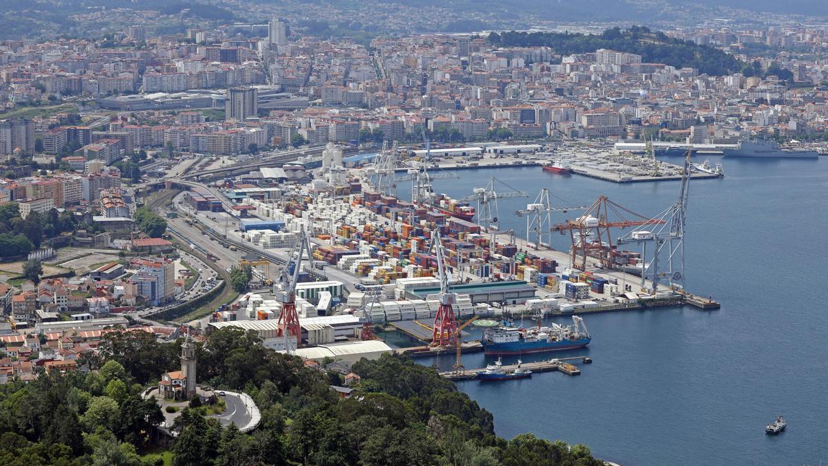 Vista del Puerto de Vigo, con Guixar en primer plano.