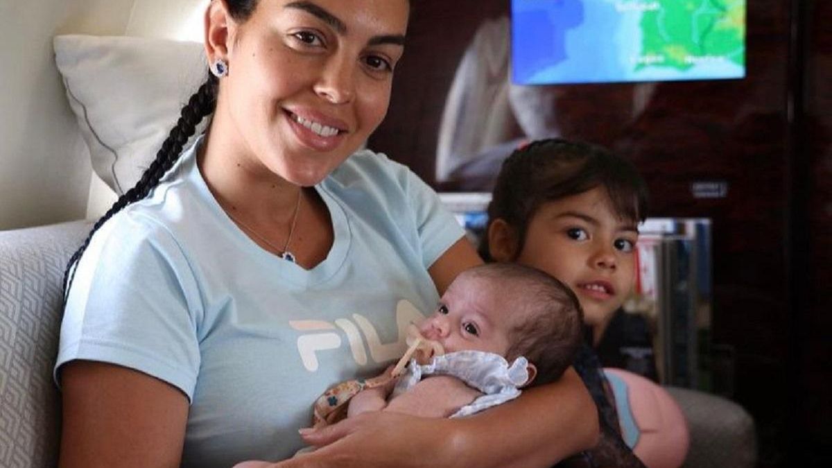 Georgina presume de su pequeña Bella Esmeralda y de su babero