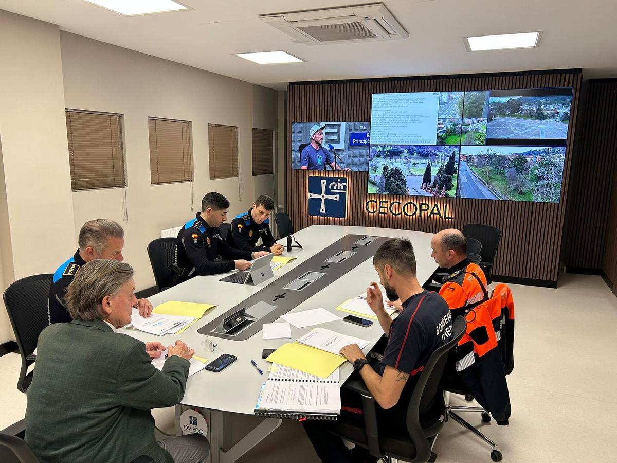 El concejal de Seguridad, José Ramón Prado, preside una reunión del Cecopal con responsables de Policía Local, Bomberos y Protección Civil.