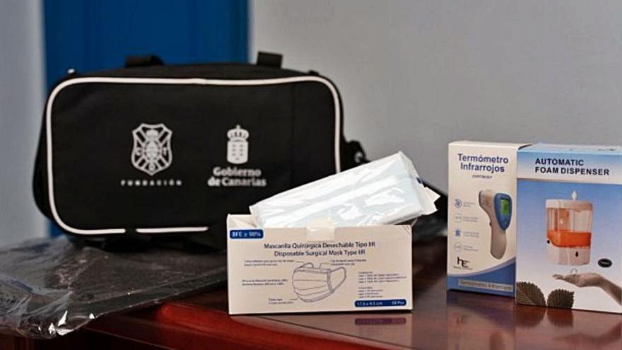 Contenido del kit sanitario que empezó a repartir ayer la Fundación | | CD TENERIFE